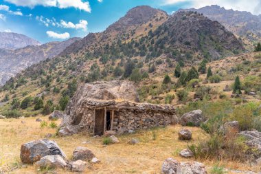 Tacikistan 'daki Fann dağlarındaki geleneksel çoban evi.