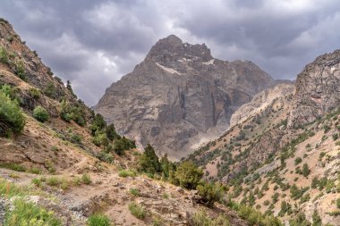 Mavi gökyüzünün ve Tacikistan 'daki Fann dağlarında Kaltsit zirvesinin güzel manzarası