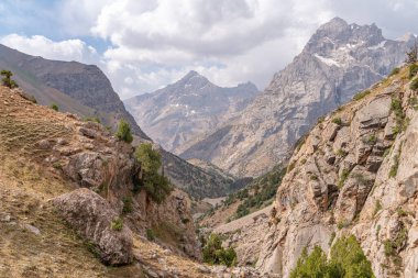 Mavi gökyüzünün ve Tacikistan 'daki Fann dağlarında Kaltsit zirvesinin güzel manzarası