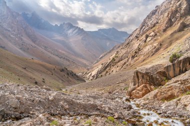 Mavi gökyüzünün ve Tacikistan 'daki Fann dağlarında Kaltsit zirvesinin güzel manzarası