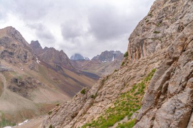 Tacikistan 'daki Fann dağlarında Zmeya zirvesine yakın mavi gökyüzü ve kar dağı manzarası.