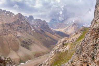 Tacikistan 'daki Fann dağlarında Zmeya zirvesine yakın mavi gökyüzü ve kar dağı manzarası.