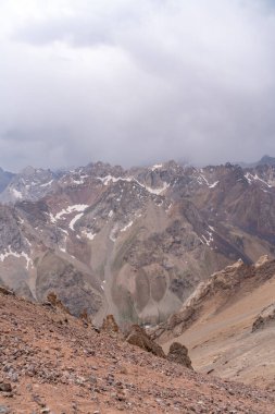 Tacikistan 'daki Fann dağlarında Zmeya zirvesine yakın mavi gökyüzü ve kar dağı manzarası.