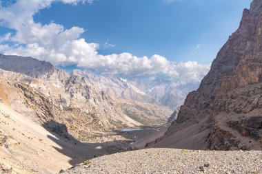 Mavi gökyüzü ve Tacikistan 'daki Fann Dağları' ndaki Alaudin Gölü yakınlarındaki kar dağı manzarası.