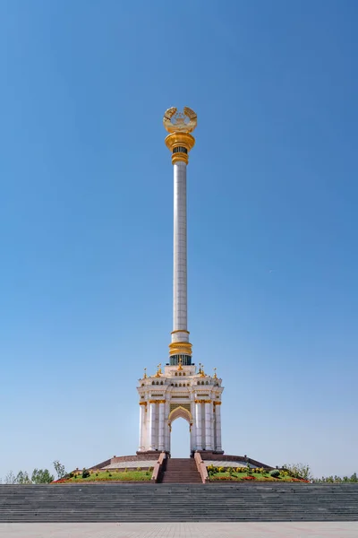 Monumento All Indipendenza All Interno Del Parco Rudaki Nella Capitale — Foto Stock