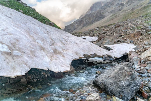 Hermosa Vista Del Glaciar Congelado Río Kaznok Limpio Pico Zmeya — Foto de Stock