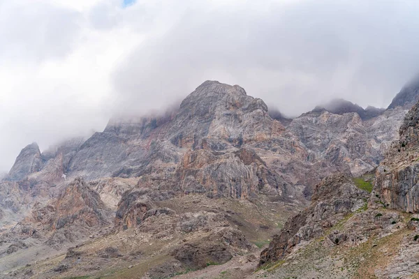 Pemandangan Indah Dari Langit Biru Dan Puncak Gunung Salju Dekat — Stok Foto