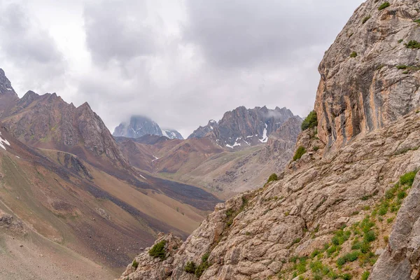 塔吉克斯坦范恩山靠近Zmeya峰的蓝天雪峰美景 — 图库照片