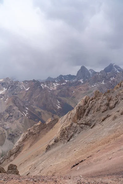 Hermosa Vista Del Cielo Azul Cumbre Montaña Nieve Cerca Del — Foto de Stock