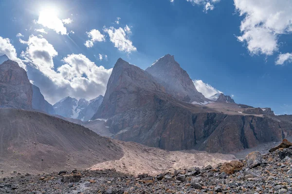 塔吉克斯坦范恩山阿拉丁湖附近蓝天雪峰的美丽景色 — 图库照片