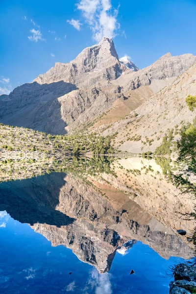 美丽的山路 蓝蓝的天空 多石的山丘 以及塔吉克斯坦范恩山中阿拉丁湖的景色 — 图库照片