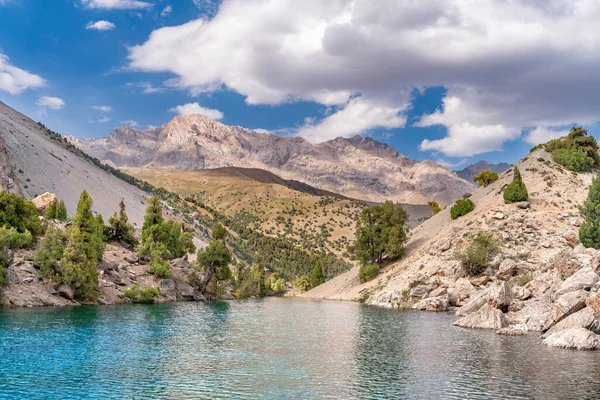 Hermosa Carretera Senderismo Montaña Con Cielo Azul Claro Colinas Rocosas — Foto de Stock