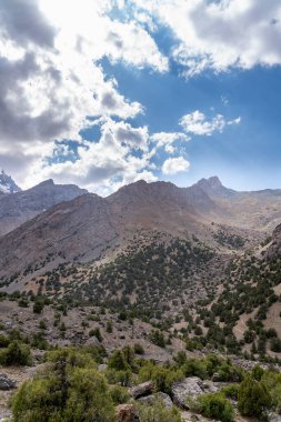 Güzel dağ yürüyüşü yolu berrak mavi gökyüzü ve Tacikistan 'daki Fann dağlarındaki kayalık tepelerle