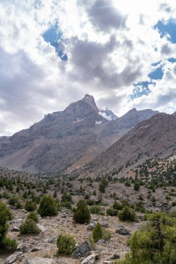Güzel dağ yürüyüşü yolu berrak mavi gökyüzü ve Tacikistan 'daki Fann dağlarındaki kayalık tepelerle