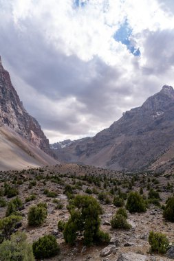 Güzel dağ yürüyüşü yolu berrak mavi gökyüzü ve Tacikistan 'daki Fann dağlarındaki kayalık tepelerle
