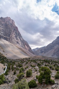 Güzel dağ yürüyüşü yolu berrak mavi gökyüzü ve Tacikistan 'daki Fann dağlarındaki kayalık tepelerle