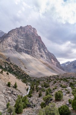 Güzel dağ yürüyüşü yolu berrak mavi gökyüzü ve Tacikistan 'daki Fann dağlarındaki kayalık tepelerle