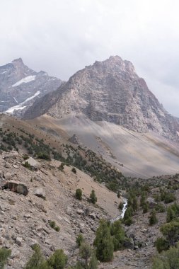 Güzel dağ yürüyüşü yolu berrak mavi gökyüzü ve Tacikistan 'daki Fann dağlarındaki kayalık tepelerle
