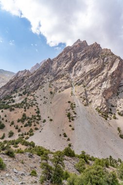 Güzel dağ yürüyüşü yolu berrak mavi gökyüzü ve Tacikistan 'daki Fann dağlarındaki kayalık tepelerle