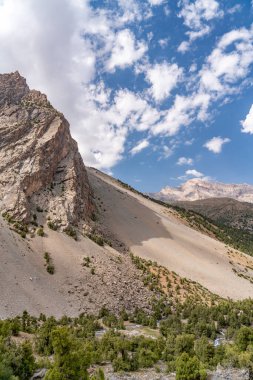 Güzel dağ yürüyüşü yolu berrak mavi gökyüzü ve Tacikistan 'daki Fann dağlarındaki kayalık tepelerle