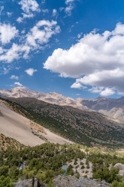 Güzel dağ yürüyüşü yolu berrak mavi gökyüzü ve Tacikistan 'daki Fann dağlarındaki kayalık tepelerle