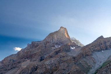 Mavi gökyüzü ve Tacikistan 'daki Fann Dağları' ndaki Alaudin Gölü yakınlarındaki kar dağı manzarası.