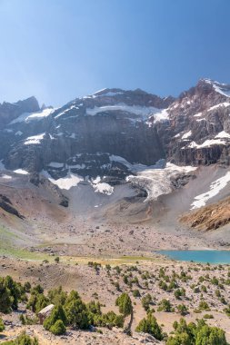 Temiz mavi gökyüzü, kayalık tepeler ve Tacikistan 'daki Fann dağlarında taze dağ gölü olan güzel dağ yürüyüşü yolu.