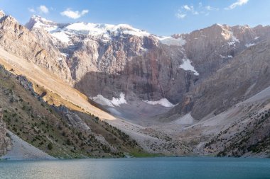 Pamir sıradağları manzarası ve Tacikistan 'daki Fann Dağları' ndaki Kulikalon Gölü 'ndeki huzurlu kamp alanı. Saf buz gölünün rengarenk yansıması.
