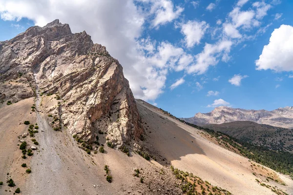 Gyönyörű Hegymászó Túra Tiszta Kék Sziklás Dombok Fann Hegyek Tádzsikisztánban — Stock Fotó