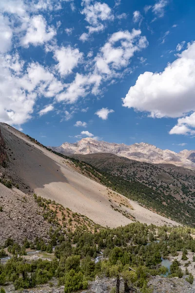Güzel dağ yürüyüşü yolu berrak mavi gökyüzü ve Tacikistan 'daki Fann dağlarındaki kayalık tepelerle