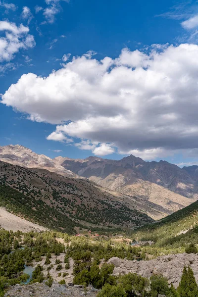 Güzel dağ yürüyüşü yolu berrak mavi gökyüzü ve Tacikistan 'daki Fann dağlarındaki kayalık tepelerle