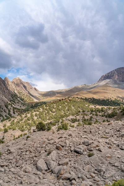 Temiz mavi gökyüzü, kayalık tepeler ve Tacikistan 'daki Fann dağlarındaki taze dağ deresi ile güzel dağ yürüyüşü yolu.