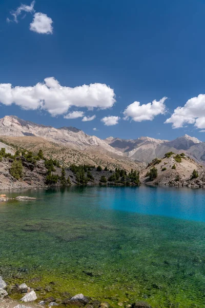 美丽的山路 蓝蓝的天空 多石的山丘 以及塔吉克斯坦范恩山中阿拉丁湖的景色 — 图库照片