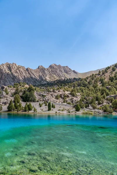 바위투성이 덕들이 아름다운 타지키스탄의 판산에 아라우 호수의 — 스톡 사진