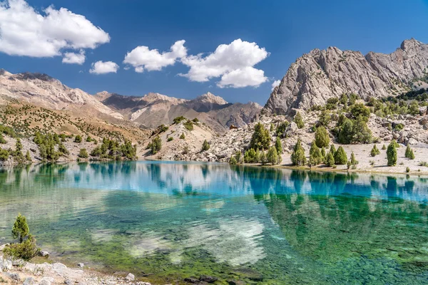Piękna Górska Droga Trekkingowa Jasnym Błękitnym Niebem Skalistymi Wzgórzami Widokiem — Zdjęcie stockowe