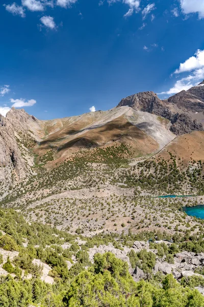 Krásná Horská Trekkingová Cesta Jasnou Modrou Oblohou Skalnatými Kopci Výhledem — Stock fotografie