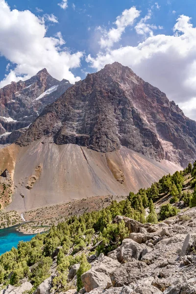 Hermosa Carretera Senderismo Montaña Con Cielo Azul Claro Colinas Rocosas — Foto de Stock