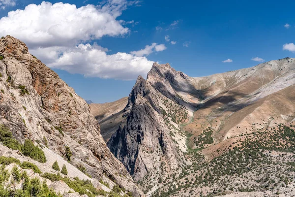 Hermosa Carretera Senderismo Montaña Con Cielo Azul Claro Colinas Rocosas — Foto de Stock