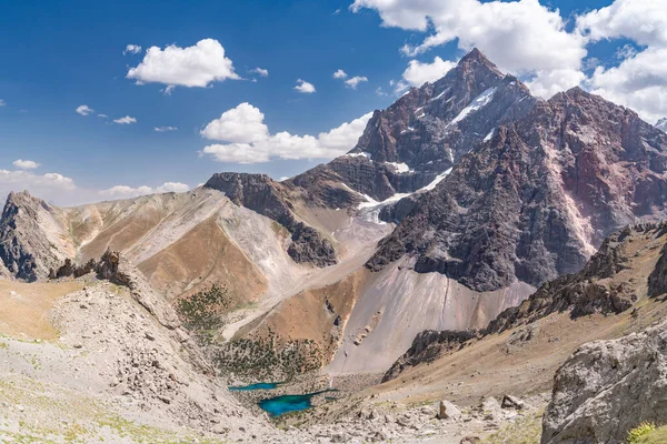 美丽的山路 蓝蓝的天空 多石的山丘 以及塔吉克斯坦范恩山中阿拉丁湖的景色 — 图库照片