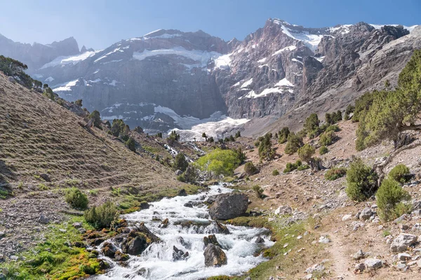 塔吉克斯坦粉恩山美丽的山路 蓝蓝的天空 多石的小山 还有新鲜的山溪 — 图库照片