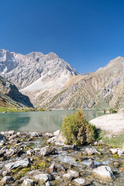 塔吉克斯坦范恩山美丽的山路 蓝蓝的天空 多石的小山 — 图库照片