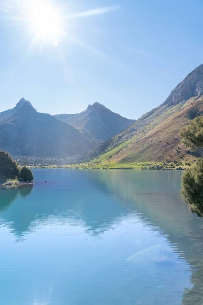 타지키스탄의 판산에 호수의 파미르 경치와 야영지이다 호수에서 반사를 — 스톡 사진