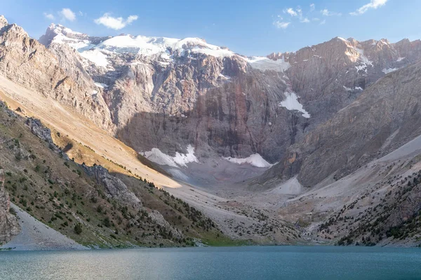 Pamir sıradağları manzarası ve Tacikistan 'daki Fann Dağları' ndaki Kulikalon Gölü 'ndeki huzurlu kamp alanı. Saf buz gölünün rengarenk yansıması.