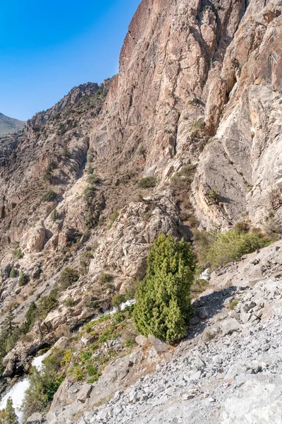 Hermosa Carretera Senderismo Montaña Con Cielo Azul Claro Colinas Rocosas — Foto de Stock