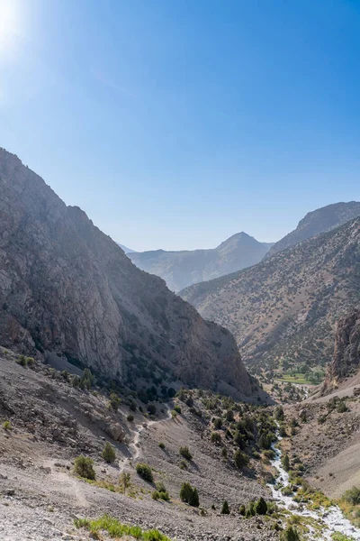 Hermosa Carretera Senderismo Montaña Con Cielo Azul Claro Colinas Rocosas — Foto de Stock