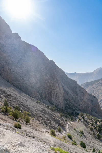 Hermosa Carretera Senderismo Montaña Con Cielo Azul Claro Colinas Rocosas — Foto de Stock