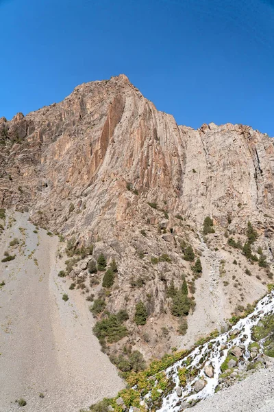 Bela Estrada Trekking Montanha Com Céu Azul Claro Colinas Rochosas — Fotografia de Stock