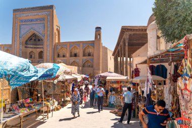 Khiva 'daki ünlü pazar caddesinin manzarası.