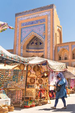Khiva 'daki ünlü pazar caddesinin manzarası.