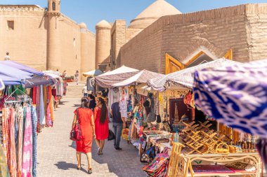 Khiva 'daki ünlü pazar caddesinin manzarası.